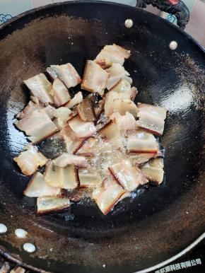 锅烧热，放入切好的熏肉煸炒出油脂！