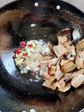 把煸炒出来的油倒入容器中，留少许油，放入花椒，生姜，蒜瓣，干辣椒爆香！