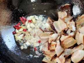 把煸炒出来的油倒入容器中，留少许油，放入花椒，生姜，蒜瓣，干辣椒爆香！