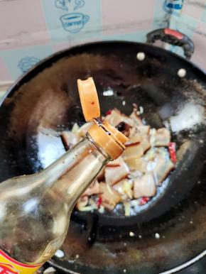 倒入少许红烧酱油翻炒均匀！