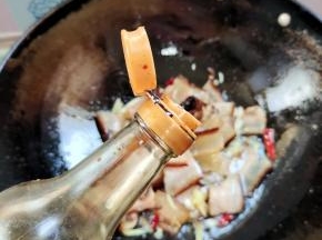 倒入少许红烧酱油翻炒均匀！