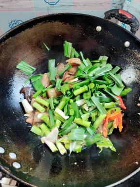 放入螺丝椒和蒜苗翻炒片刻！