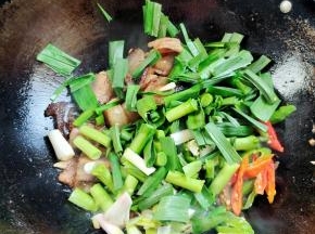 放入螺丝椒和蒜苗翻炒片刻！