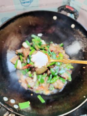 放入少许盐翻炒均匀！