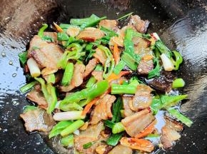 起锅前放入适量的鸡精翻炒均匀即可！