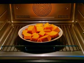 南瓜去皮切小块隔水蒸熟。