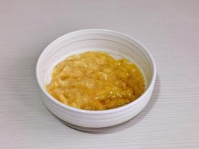 香蕉去皮压成泥。