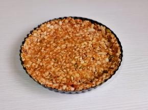 倒入模具中压平整，入烤箱中层180度烤15分钟，定型即可。