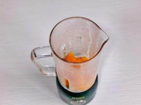 蒸熟的南瓜放入料理机中。