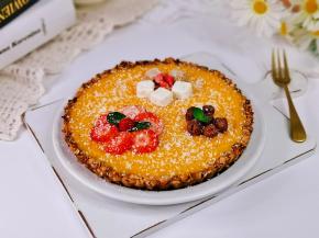 烤好后撒上椰蓉，装饰咖啡麦果脆，草莓就好啦！