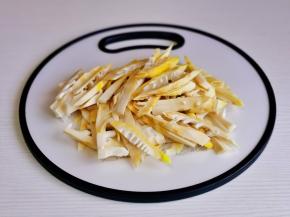 春笋去皮洗净切条。