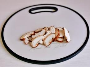 香菇洗净去跟切片。