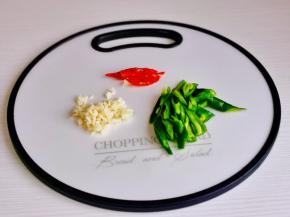 蒜去皮切碎，辣椒洗净去跟滚刀切，小米辣切丝。