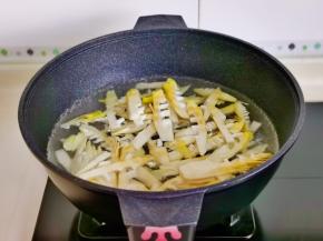 春笋焯水，冷水下锅烧开。