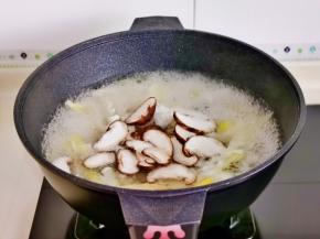 加入香菇片煮2分钟捞出沥干水分。