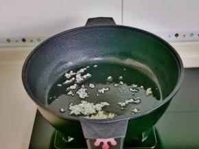 起油锅加入蒜末煸炒。