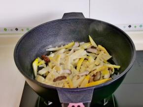 再加入焯水的笋，香菇翻炒。