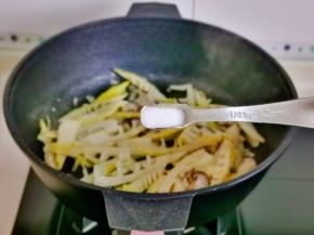 按个人口味加入盐。