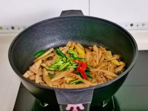 加入青红椒，快去翻炒1分钟关火出锅。