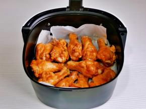 空气炸锅垫上油纸，摆上翅根，上面再包一张锡纸，180度烤15分钟。