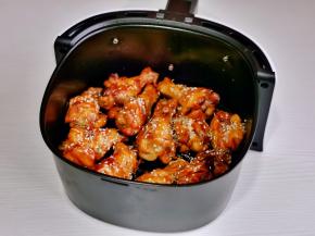 撤掉锡纸与油纸，把翅根摆在炸篮中，刷一层食用油再撒上白芝麻，孜然，再入空气炸锅160度烤10分钟。