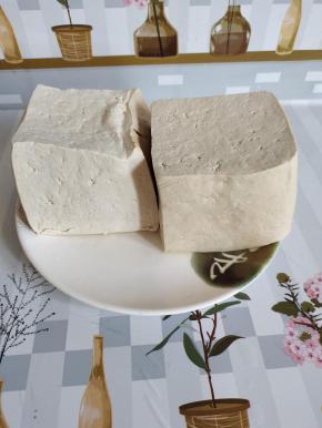 柴火豆腐（老豆腐）两块，用厨房纸巾擦干表面水分，没有厨房纸巾的就把豆腐放在沥水篮里晾半天！