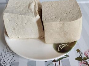 柴火豆腐（老豆腐）两块，用厨房纸巾擦干表面水分，没有厨房纸巾的就把豆腐放在沥水篮里晾半天！