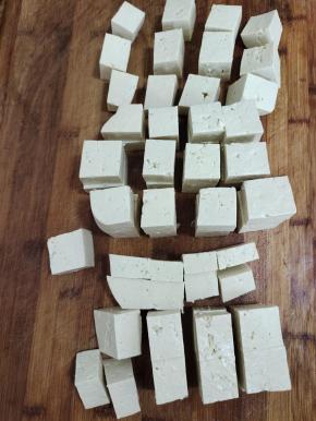 把豆腐切成大一点的方块备用！