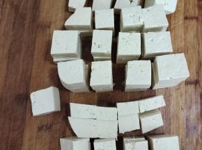 把豆腐切成大一点的方块备用！