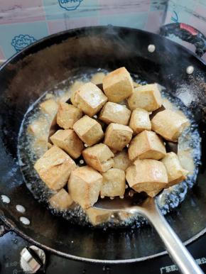 炸至豆腐表面金黄酥脆就可以捞出控油啦！