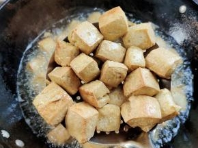 炸至豆腐表面金黄酥脆就可以捞出控油啦！