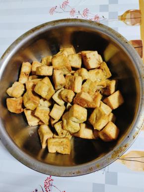炸好的豆腐泡晾凉，装进食品袋里，放入冰箱冷藏保存，如果不急着吃，需要放在冰箱冷冻保存！吃的时候直接拿出来涮火锅，红烧，烧肉都可以！