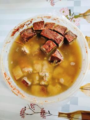 想起了路边小吃摊上卖的豆腐泡口水直流，刚好家里有我做的臭豆腐，拿它来调个灵魂料汁儿！