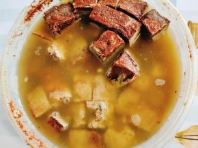 想起了路边小吃摊上卖的豆腐泡口水直流，刚好家里有我做的臭豆腐，拿它来调个灵魂料汁儿！