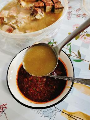 我调料汁儿用是的图片上的汤勺，因为我家人多，做的豆腐泡也多，量比较足，你们在家里做可以根据豆腐泡的多少，适当调整一下用量！