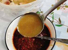 我调料汁儿用是的图片上的汤勺，因为我家人多，做的豆腐泡也多，量比较足，你们在家里做可以根据豆腐泡的多少，适当调整一下用量！