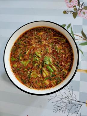 碗中放入蒜泥2勺，生抽2大勺，香油1勺，盐1勺，辣椒油1勺，鸡精1勺，白糖1勺，香醋3大勺，臭豆腐汤汁儿4勺，孜然粉适量，葱花，香菜，适量的开水搅拌均匀！