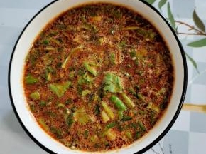 碗中放入蒜泥2勺，生抽2大勺，香油1勺，盐1勺，辣椒油1勺，鸡精1勺，白糖1勺，香醋3大勺，臭豆腐汤汁儿4勺，孜然粉适量，葱花，香菜，适量的开水搅拌均匀！