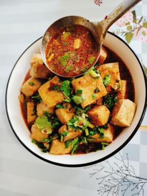 浇上调好的料汁儿即可享用啦！