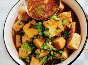 浇上调好的料汁儿即可享用啦！