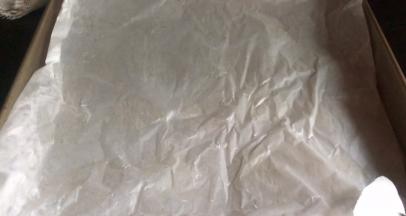 烤盘上铺好油纸