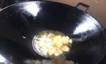 加入冰糖，中火，不停搅拌