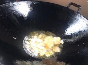 加入冰糖，中火，不停搅拌