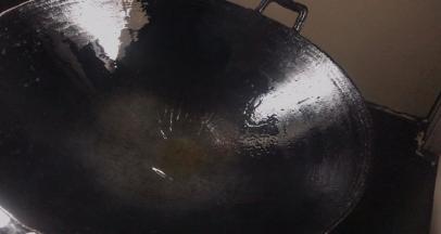 热锅放少许油烫一下，再把油倒出来