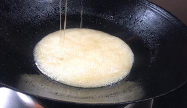 搅拌至融化，舀一勺倒下来成线状即可