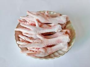 用剪刀把鸡爪的指甲剪了。