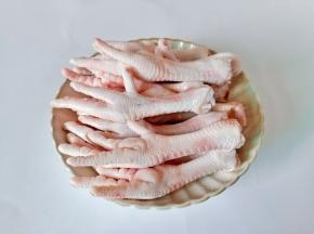 用剪刀把鸡爪的指甲剪了。