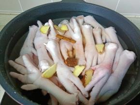 加入生姜，桂皮。