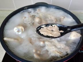 开大火煮，煮制期间撇去浮沫，炖煮10分钟左右。