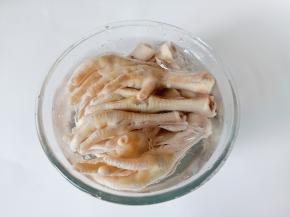 煮好的鸡爪放入冰水中浸泡，让鸡爪更加q弹。